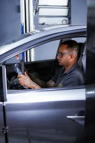 Motorista profissional no veículo do cliente — sistema Leva e Traz