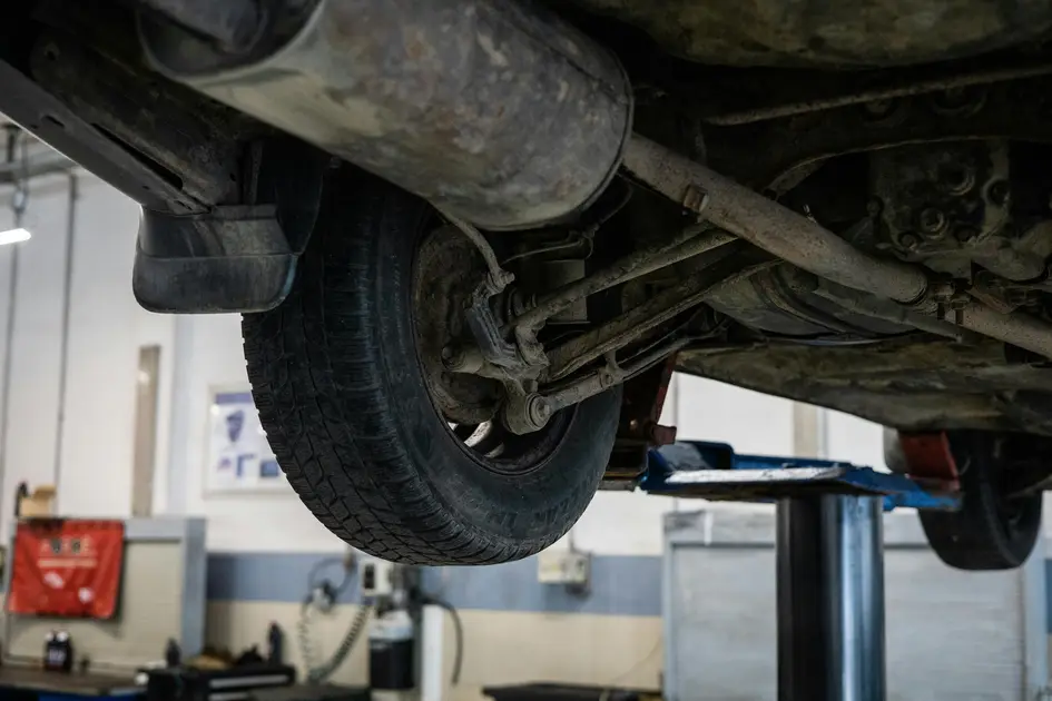 Suspensão do carro vista por baixo do veículo